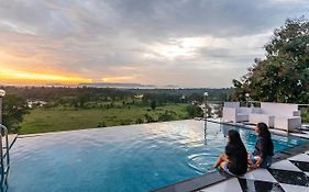 Stayvista'S Vine & Splash - Riverside Villa With An Infinity Pool And Indoor Games