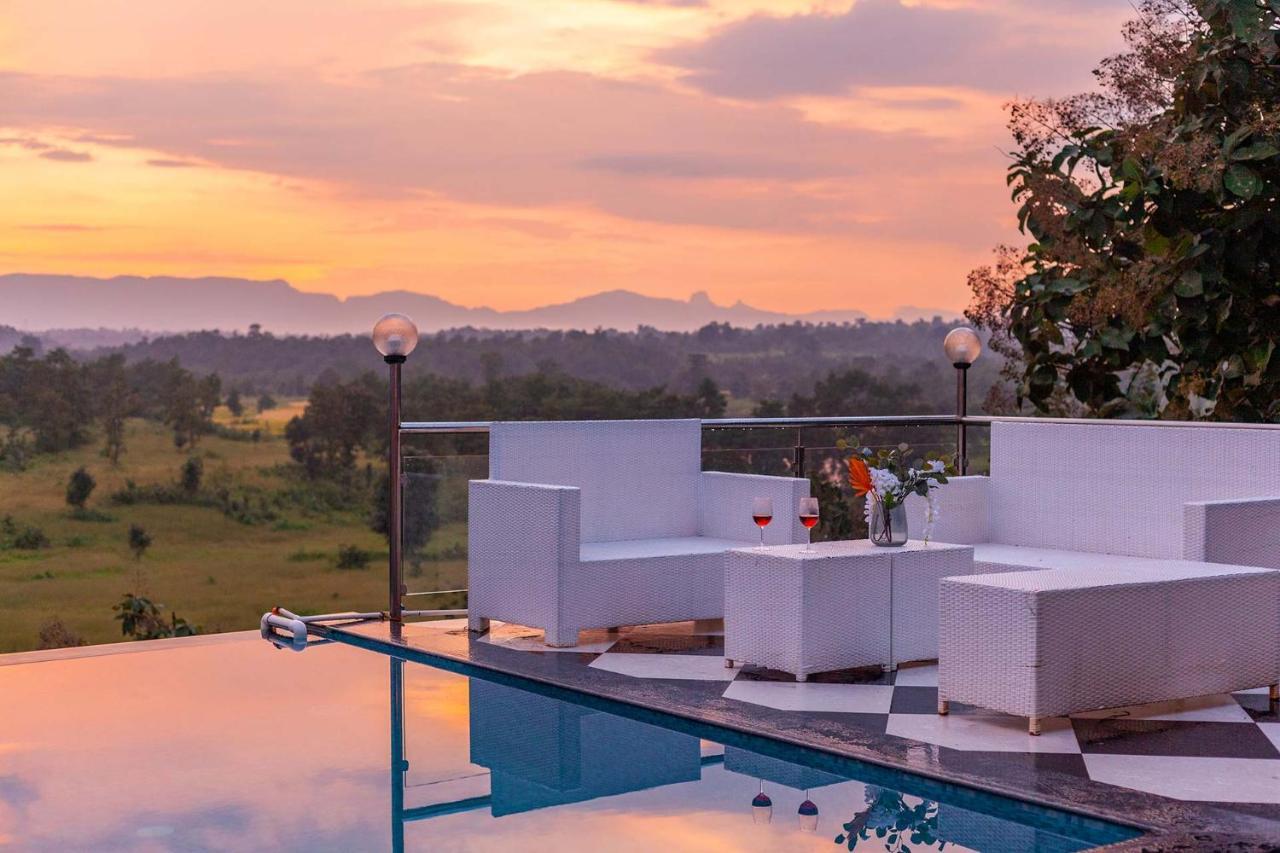 Stayvista'S Vine & Splash - Riverside Villa With An Infinity Pool And Indoor Games Karjat Exterior photo
