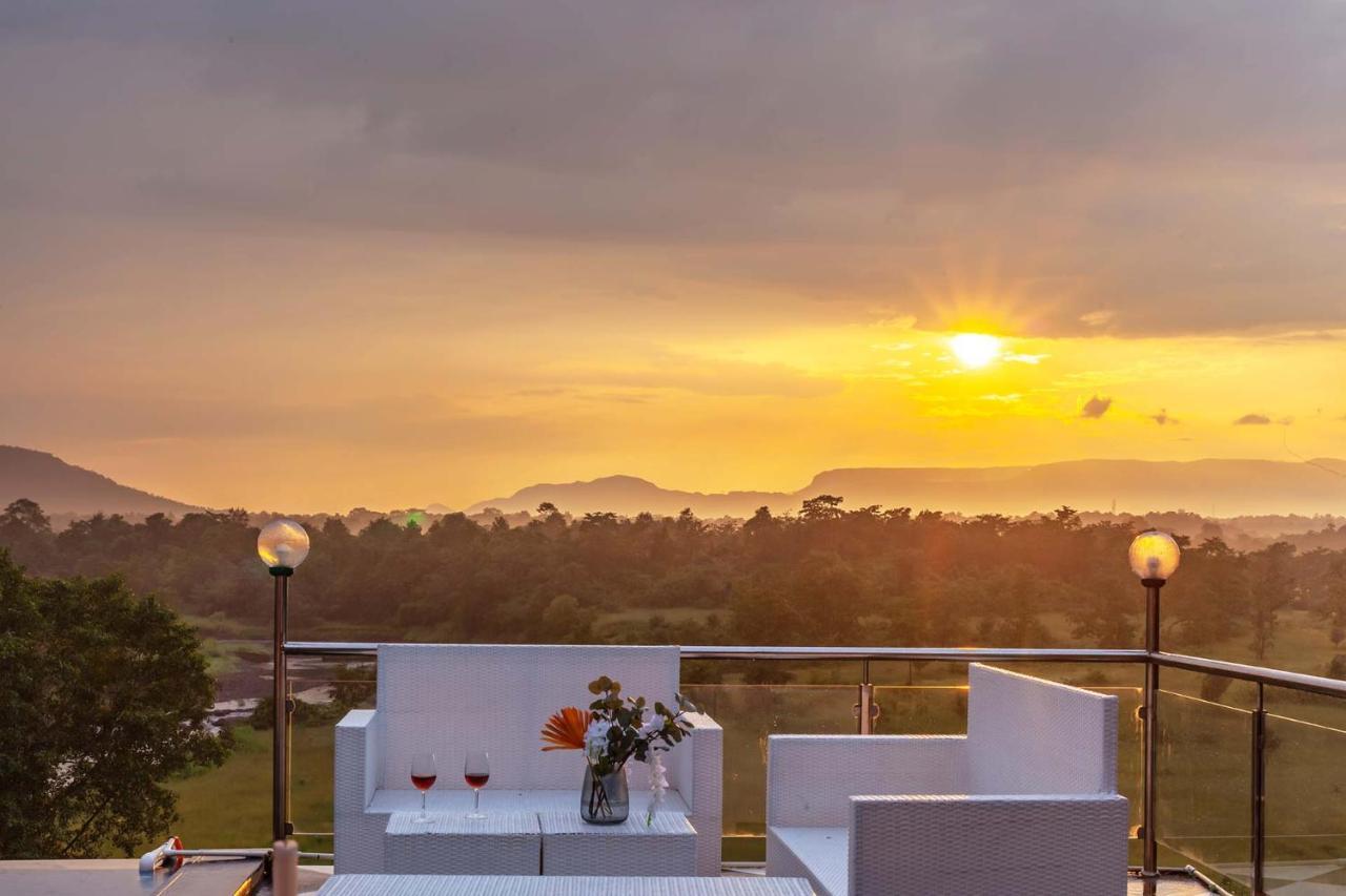 Stayvista'S Vine & Splash - Riverside Villa With An Infinity Pool And Indoor Games Karjat Exterior photo