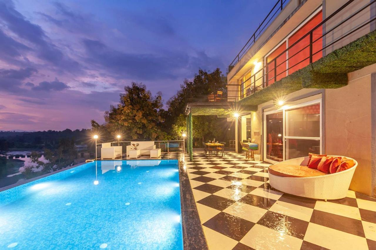 Stayvista'S Vine & Splash - Riverside Villa With An Infinity Pool And Indoor Games Karjat Exterior photo