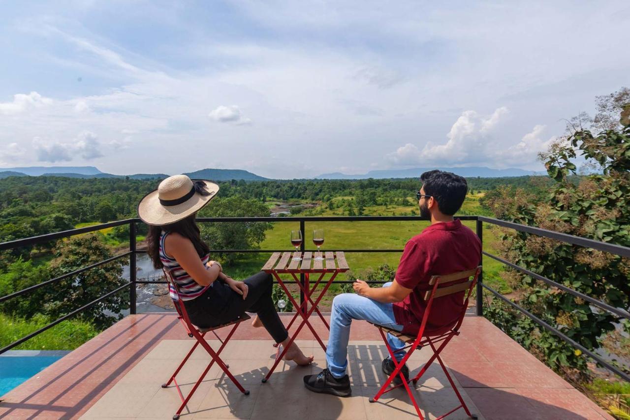 Stayvista'S Vine & Splash - Riverside Villa With An Infinity Pool And Indoor Games Karjat Exterior photo